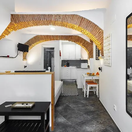 Whome Cozy Alfama Haven: Perfect For Exploring Lisbon