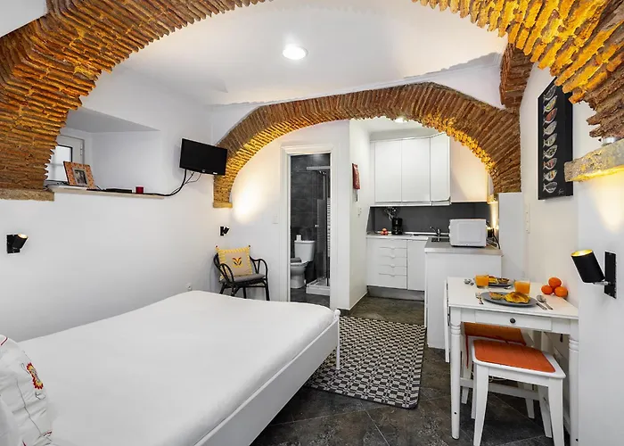 Whome Cozy Alfama Haven: Perfect For Exploring Lejlighed Lisboa