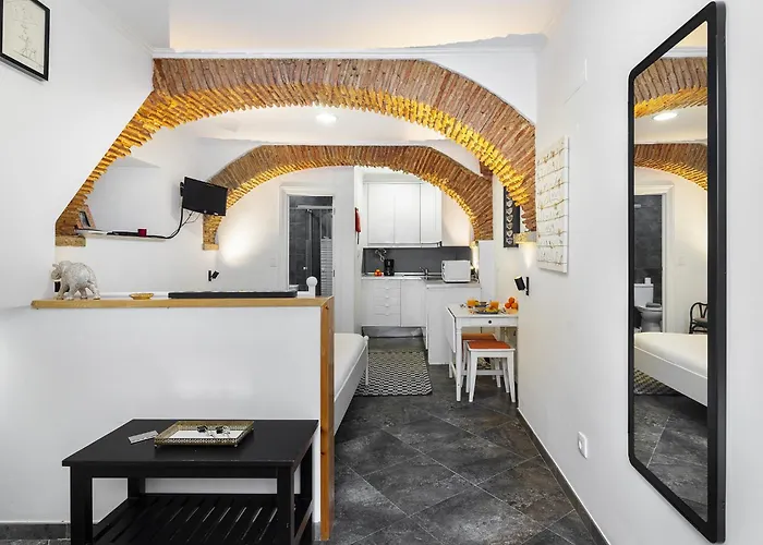 Whome Cozy Alfama Haven: Perfect For Exploring Lisbon