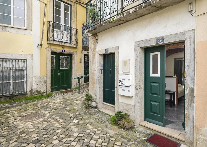 Whome Cozy Alfama Haven: Perfect For Exploring Lisboa